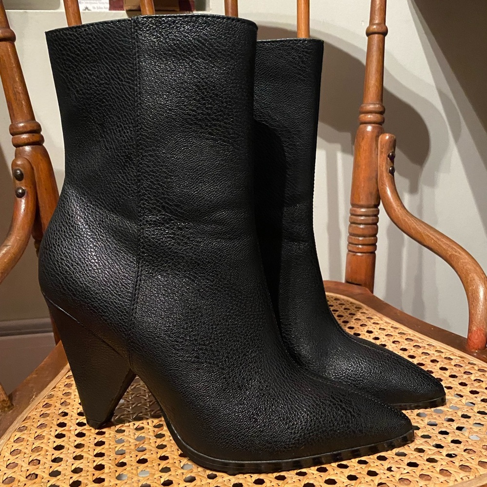 NWOT- worn once Black Matt&Nat ankle boots size 38.
